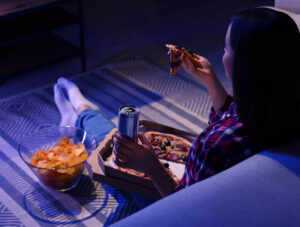 Jedzenie przed snem – poznaj dobre praktyki