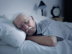 Nadmierna senność u osób starszych — przyczyny i zapobieganie