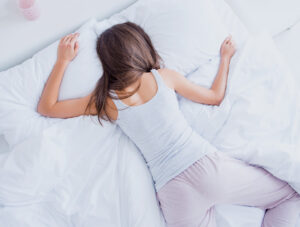 Spanie na brzuchu – jak wpływa na zdrowie i jakość snu?