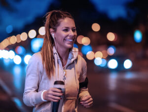 Bieganie przed snem. Kiedy najlepiej biegać: rano czy wieczorem?