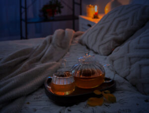 Czy napar z białej herbaty na noc ułatwi nam zasypianie?